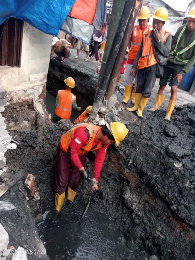 Pengerukan Gorong-gorong Kalibaru Cilincing Diduga Ganggu Pasokan Air PAM dan Debuti Jalanan, Warga Minta Tindakan Tegas