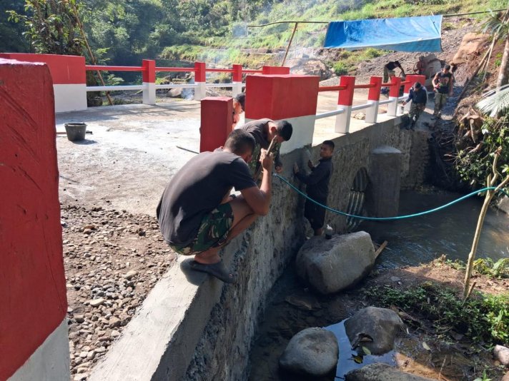 Dandim 1409/Gowa Apresiasi Sinergi TNI-Warga Saat Pembangunan Jembatan ARMCO Memasuki Finish Line