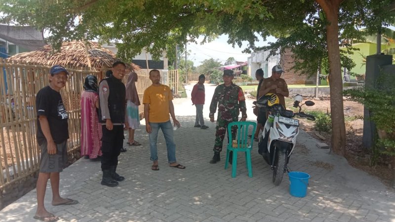 Tanggap Darurat, Babinsa Bersama Warga Jinakkan Api di Nirannuang Gowa